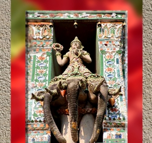 D'après le dieu Indra armé de son Foudre circulaire, le Vajra forgée par Tvastr, Phra Prang, Bangkok, Thaïlande. (Marsailly/Blogostelle)