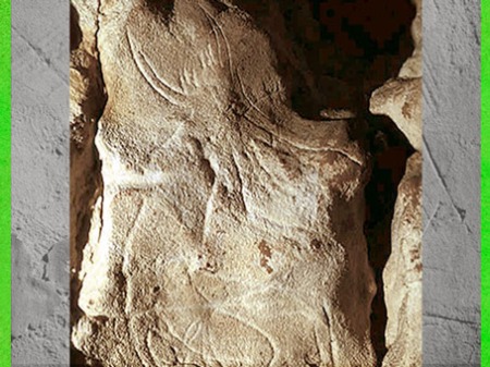 D'après la figure dite Sorcier de Gabillou, gravure, grotte du Gabillou, vers 25000 ans avjc, Gravettien, Sourzac, Dordogne, paléolithique supérieur. (Marsailly/Blogostelle)