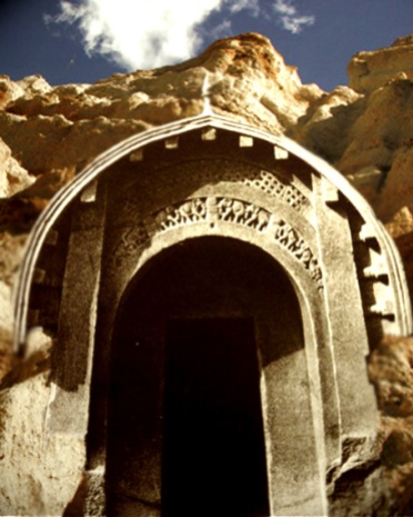 D'après l'entrée, caverne Lomas Rishi, IIe-Ier siècles avjc, Bihar, Nord, Inde ancienne. (Marsailly/Blogostelle)