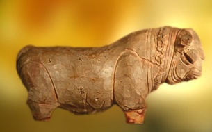 D'après un Taureau, statuette, argile, vers 2300 - 1800 avjc, Mohenjo-Daro, civilisation de l'Indus, Inde ancienne. (Marsailly/Blogostelle)