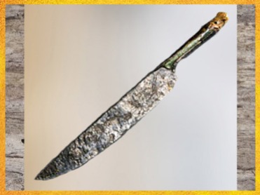 D'après un grand couteau en Fer, tombe celte, Aisne, La Tène, Gaule Celtique, âge du Fer. (Marsailly/Blogostelle)