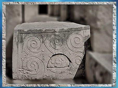 D’après un autel en pierre, spirales, mégalithes, temples de Tarxien, Hal Saflieni, IVe- IIIe millénaire avjc, Malte. néolithique. (Marsailly/Blogostelle)