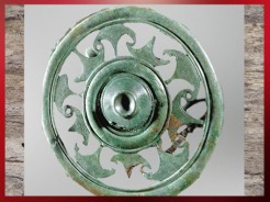 D'après une fibule ajourée, bronze, civilisation de Hallstatt, Dürrnberg, Autriche, premier âge du Fer, art Celte. (Marsailly/Blogostelle)