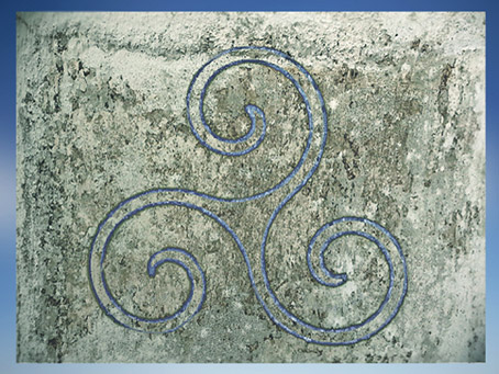 D'après le triskèle celtique, à triple spirales. (Marsailly/Blogostelle)