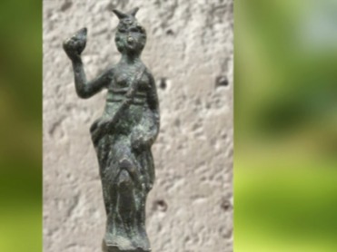 D'après la statuette d'une déesse cornue avec vase ou fruit d'abondance, bronze, Clermont-Ferrand, Gaule Romaine. (Marsailly/Blogostelle)