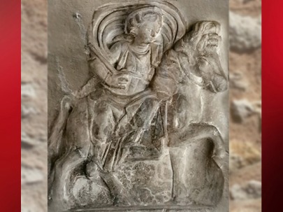 D'après une stèle dédiée à Épona, la très populaire déesse gauloise, assise en amazone sur sa fougueuse jument, Ie-IIIe siècle apjc, Gaule Romaine. (Marsailly/Blogostelle)