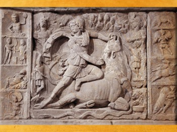 D'après le Sacrifice de Mithra (ou Mithra tauroctone), mithraeum de Neuenheim, Karlsruhe, IIe siècle apjc, Allemagne, époque romaine. (Marsailly/Blogostelle)