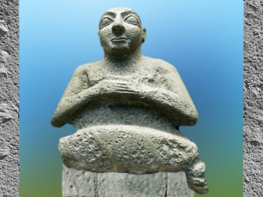 D’après Kur-lil en orant, haut personnage d'Uruk, vers 2500 avjc, temple de Ninhursag, époque des dynasties archaïques, Tell al-Ubaid, Irak actuel, Mésopotamie. (Marsailly/Blogostelle)