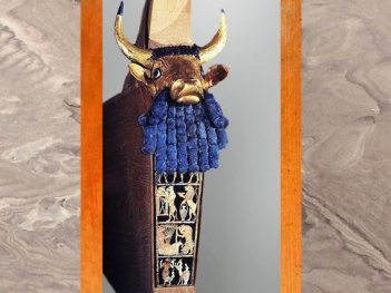 D'après la lyre dite du roi, feuille d'or et lapis, sépulture de la reine Puabi, tombes royales d’Ur, vers 2600-2500 avjc, période des dynasties archaïques sumériennes, Ur, actuel Irak, Mésopotamie. (Marsailly/Blogostelle)