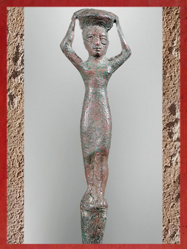 D’après une figurine-clou de fondation, Gudea bâtisseur, cuivre, vers 2130 et 2100 avjc, antique Girsu, actuel Tello, époque néo-sumérienne, Mésopotamie (Marsailly/Blogostelle)