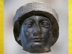 D'après un portrait de Gudea paré du bonnet royal, dynastie de Lagash, diorite, vers 2150 avjc, avjc, époque néo-sumérienne, Girsu-Tello, Mésopotamie. (Marsailly/Blogostelle)