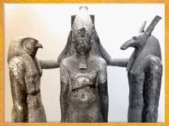 D'après Horus et Seth à tête de canidé, détail, qui couronnent Ramses III, groupe statuaire en granit, XXe dynastie, Nouvel Empire, Égypte Ancienne. (Marsailly/Blogostelle)
