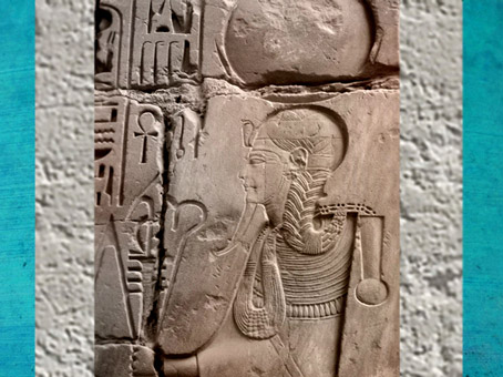 D'après Khonsou coiffé du disque lunaire et de la mèche de l'enfance, temple de Khonsou, époque Ramsès II, Thèbes, XIXe dynastie, Karnak, Nouvel Empire, Égypte Ancienne. (Marsailly/Blogostelle)