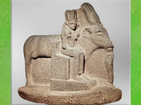 D’après Hathor, vache, déesse femme et Sekhmet à tête de lionne, quartzite, vers 663 - 332 avjc, Basse Époque, Égypte Ancienne. (Marsailly/Blogostelle)