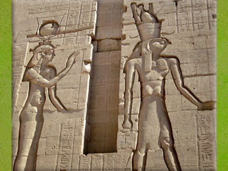 D'après la déesse Isis et Horus, temple d'Isis de Philae, XXXe dynastie, île d'Aguilkia, Assouan, Égypte Ancienne. (Marsailly/Blogostelle)