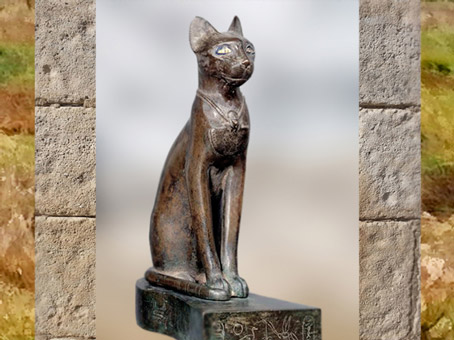 D'après Bastet, sous sa forme de chatte, statuette votive au nom du roi Psammétique, bronze, verre coloré, VIIe siècle avjc, Basse Époque, Égypte ancienne. (Marsailly/Blogostelle)