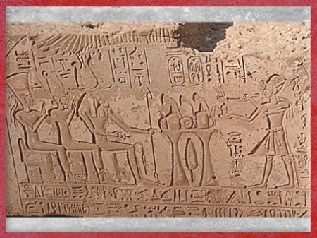 D’après la triade d’Éléphantine, Khnoum-Rê, Satet-Satis et Anouket-Anoukis, et Ramsès IV, XXe dynastie, île d’Éléphantine, Assouan, Égypte Ancienne. (Marsailly/Blogostelle)
