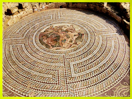 D'après un labyrinthe, mosaïque romaine, maison de Thésée, Paphos, IIIe-IVe siècle, Chypre, art antique. (Marsailly/Blogostelle)