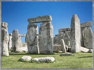 D'après les mégalithes de Stonehenge, entre 3700 et 1600 avjc, Avebury, Angleterre, néolithique et âge du Bronze. (Marsailly/Blogostelle)