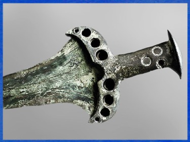 D'après une épée ornée de rivets, bronze, dépôt, estuaire du Trieux, Côtes-d’Armor, France, 1500 avjc - 1250 avjc, Bronze moyen. (Marsailly/Blogostelle)