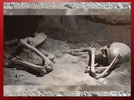 D’après une sépulture magdalénienne, position fœtale, vers 18 000 -10 000 avjc, Gironde, France, paléolithique supérieur. (Marsailly/Blogostelle)