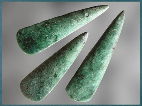 D'après des haches polie, jadéite, objets votifs, France, néolithique, (Marsailly/Blogostelle)